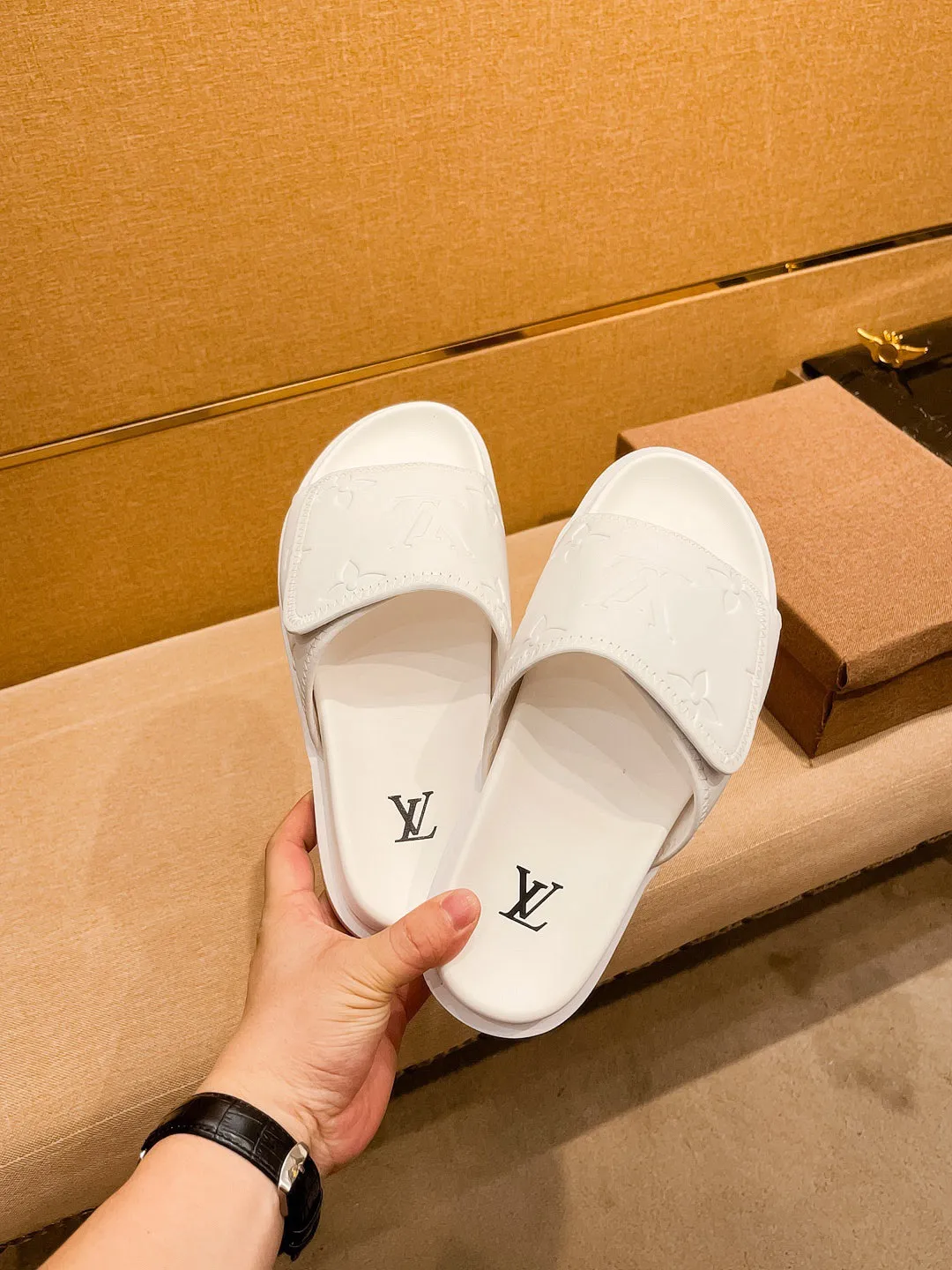 Men's men's shoes 💰 320💰 New model on the market 🔥[LV🔥 Louis Vuitton slippers] High-end 1:1 mold customization, original upgraded version of the outsole, lighter and non-slip. The market's top quality, fashionable and trendy, versatile and popular, simple yet tasteful, a must-have for fashionistas, exuding a fashionable and casual atmosphere, fashion is at your feet, full of confidence, the same style at the counter 👍The season of spring and summer slippers is here, super beautiful to wear, 38-44 2⃣️colors available🔥
